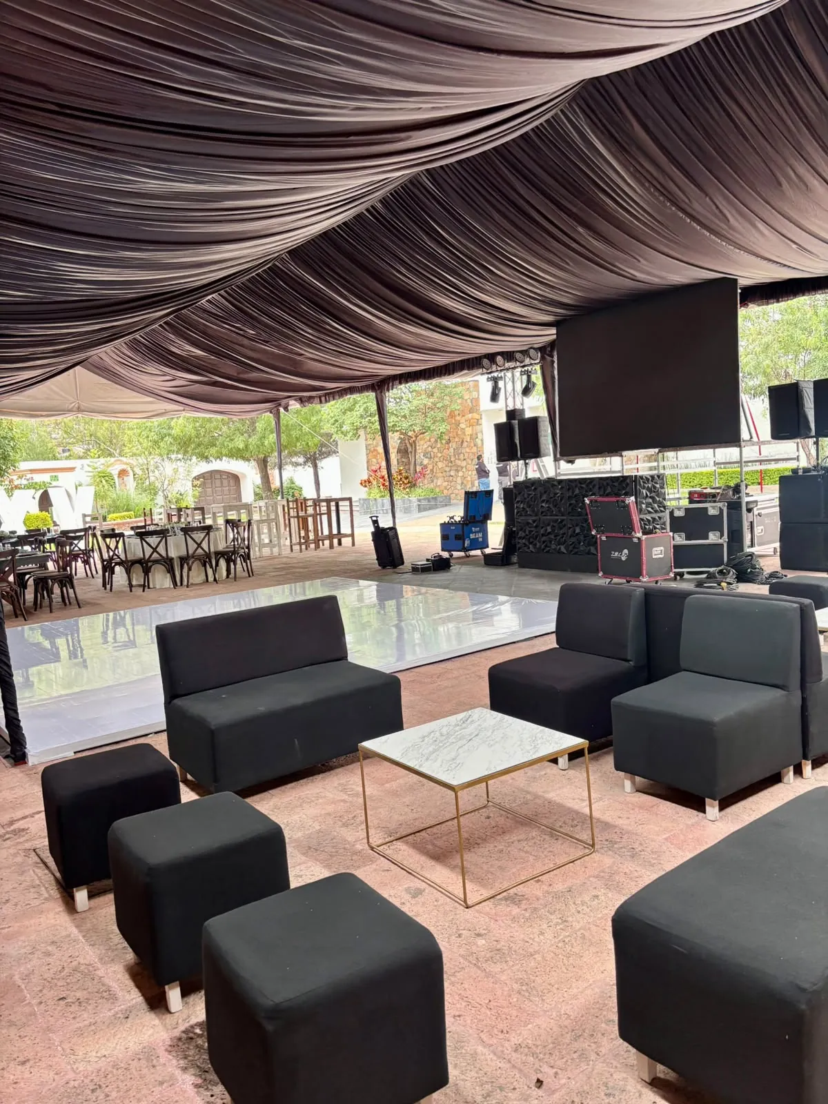 Zona de descanso con sala lounge bajo una carpa montada para un evento