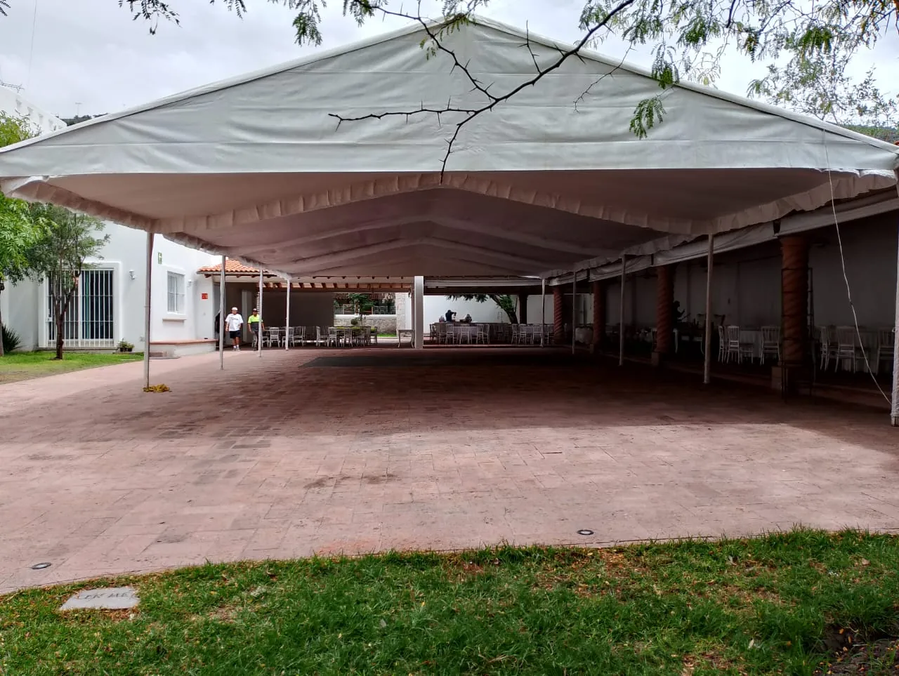 Carpa estructural de gran superficie montada sobre el patio de cantera de una quinta