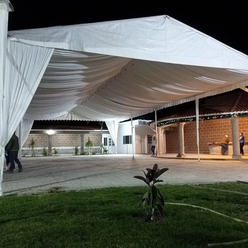 Carpa montada de noche sobre una terraza iluminada