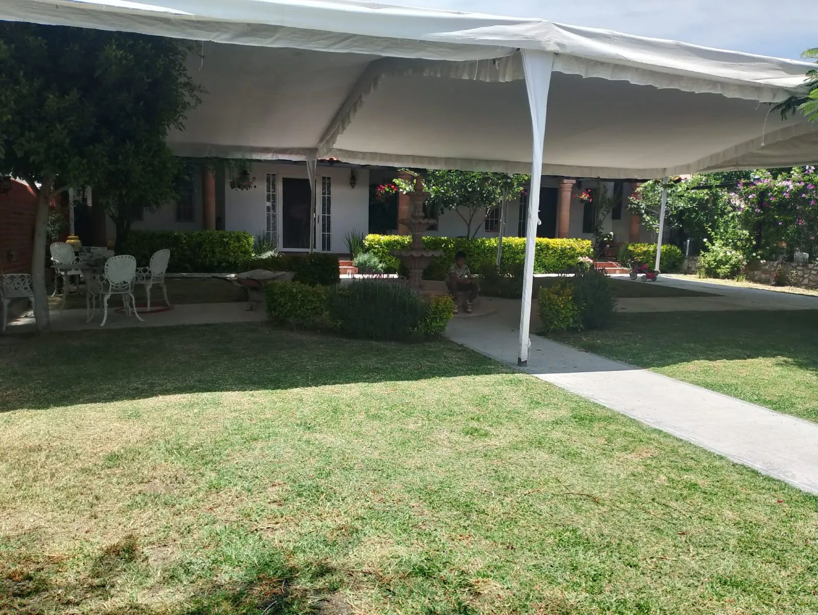 Carpa montada en el jardín de una casa para una fiesta